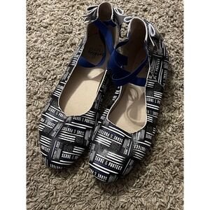 Monkey Feet Women's Serve and Protect Shoes Moccasins Size 8 Excellent Condition